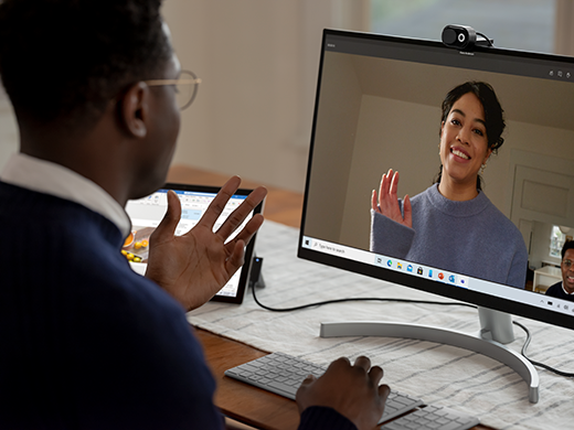 Microsoft Modern Webcam montata su uno schermo esterno