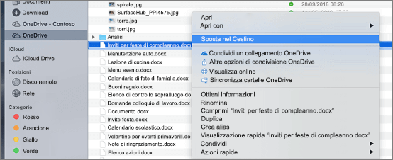 Selezione del menu di scelta rapida per l'eliminazione di un file OneDrive nel Finder di Mac
