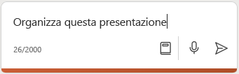 Screenshot di Copilot in PowerPoint che mostra un prompt per organizzare la presentazione