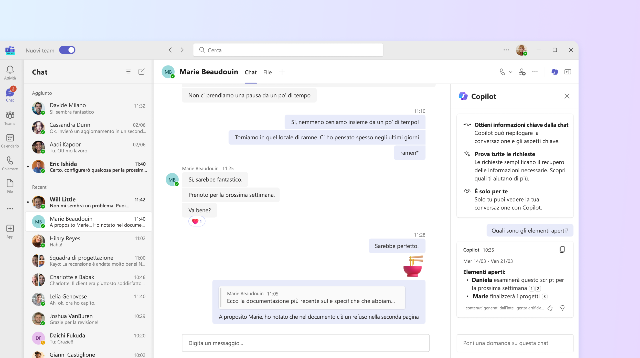 Screenshot che mostra Copilot nella chat di Teams che risponde a una domanda sugli elementi aperti della riunione.
