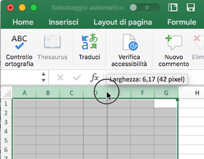 Schermata che mostra come usare il mouse per ridimensionare la larghezza delle colonne in Excel