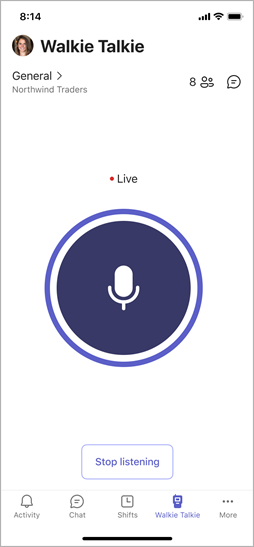 Walkie Talkie 画面。1 つのチャネルが選択され、[トーク] ボタン、およびチャネルでユーザーが話している状態が表示されます。