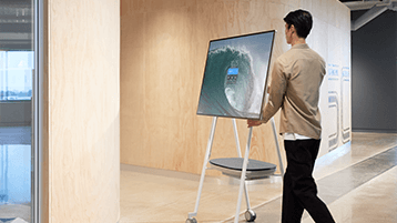 Surface Hub を移動している男性