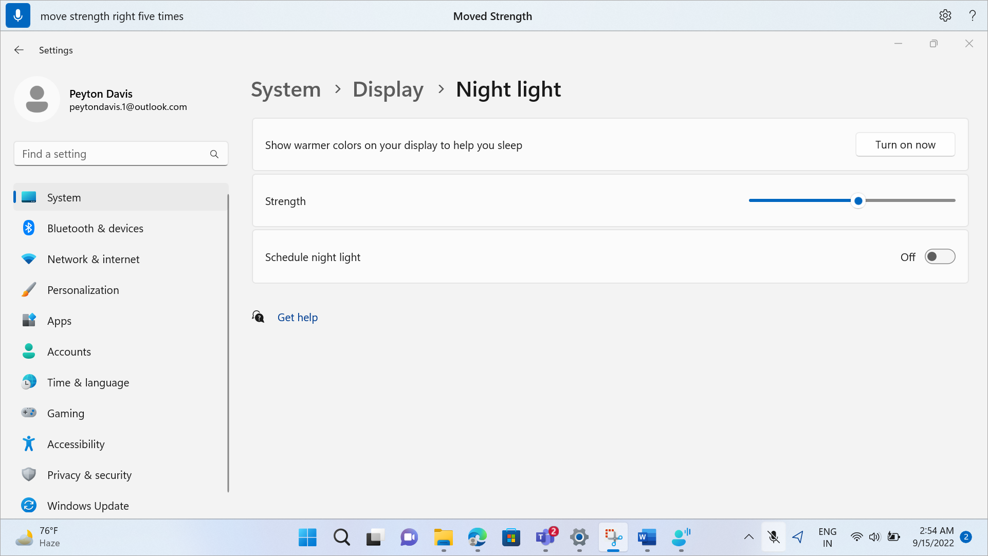 Windows 11の [強度] スライダーが表示された夜間ライト ページ。