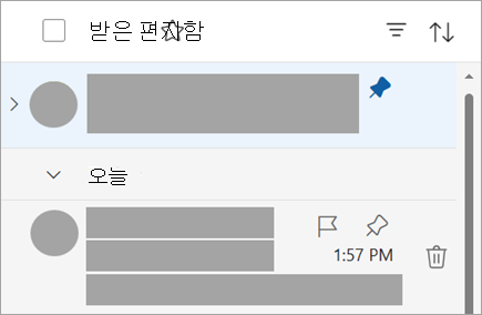 맨 위에 고정된 메시지와 오늘의 전자 메일 아래에 고정되지 않은 메시지가 있는 메시지 목록을 보여 주는 스크린샷