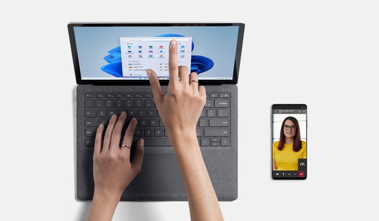 제품 전문가에게 말하는 동안 Surface 장치를 사용하는 사람의 사진