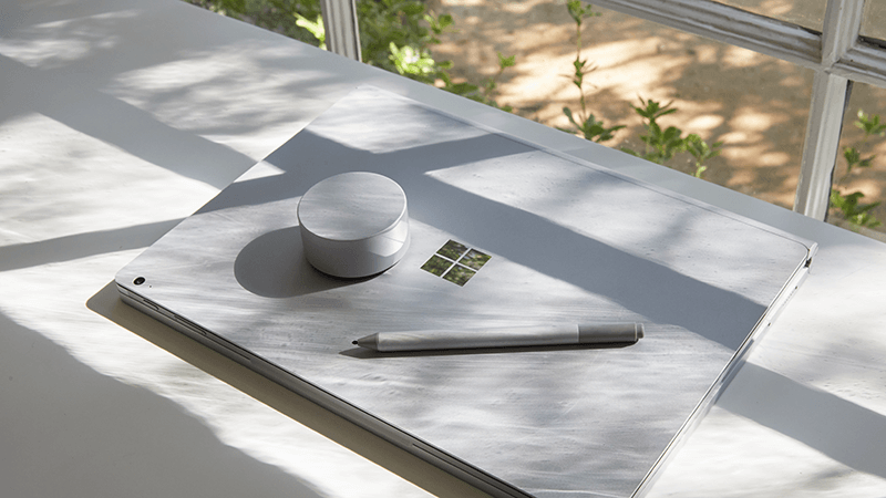 책상 위에 있는 Surface Book, Surface Dial 및 Surface 펜