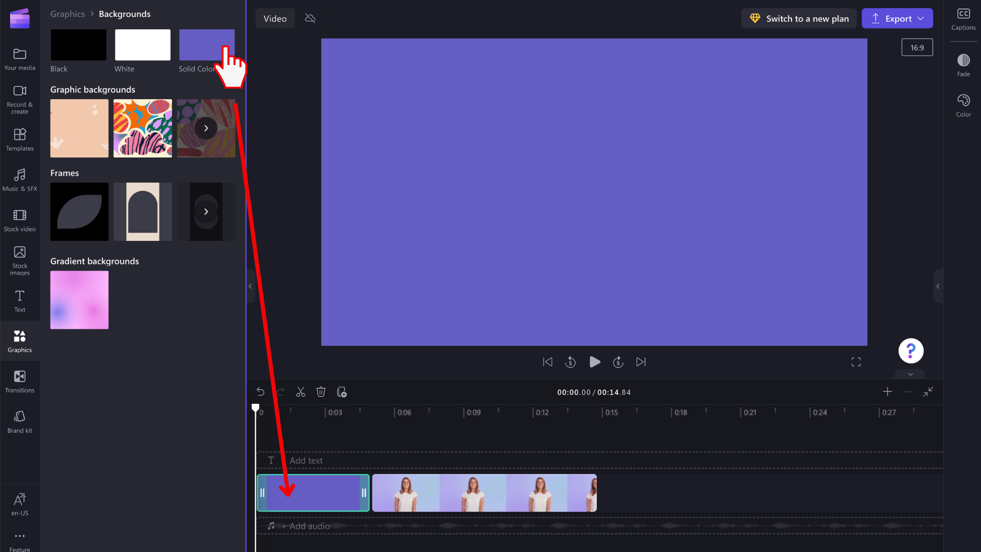 Violetinės spalvos fono įtraukimo į "Clipchamp" redagavimo laiko planavimo juostą vaizdas.