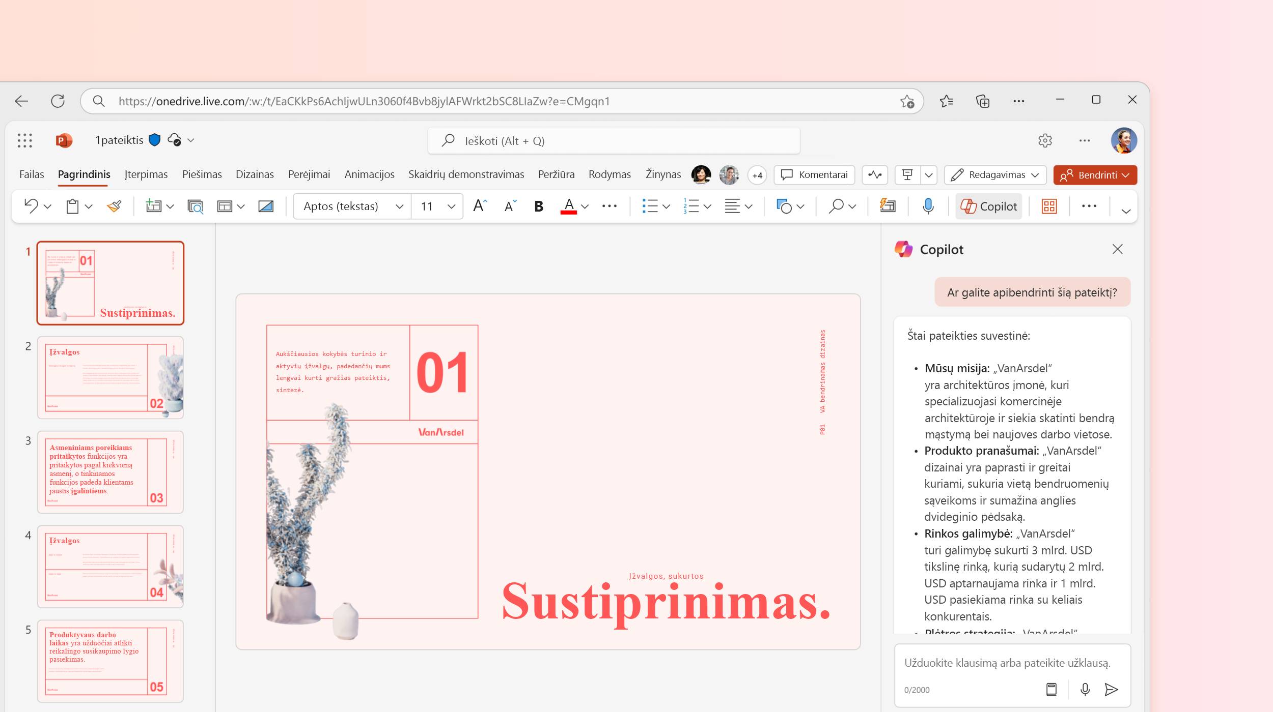Ekrano kopijoje pavaizduota „Copilot“ programoje „PowerPoint“, apibendrinanti pateiktį.