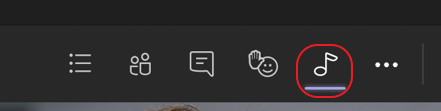 "Microsoft Teams" susitikimo viršuje rodomų susitikimo valdiklių ekrano nuotrauka. Muzikos pastabos piktograma apvesta raudonai, kad paryškintumėte mygtuką, kuris įjungia didelio tikslumo muzikos režimą