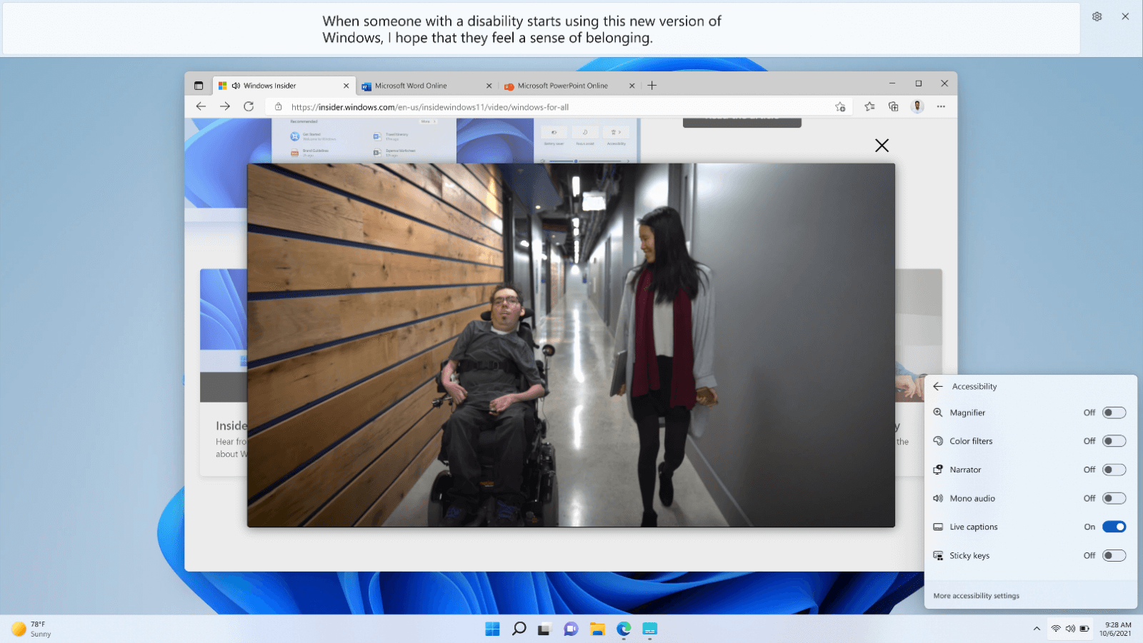 Ekrano nuotrauka, kurioje matyti tiesioginiai titrai (paleisti iš sparčiųjų parametrų pritaikymo neįgaliesiems iškylančiojo lango), generuojantys vaizdo įrašo, leidžiamo žiniatinklio naršyklėje, antraštes.