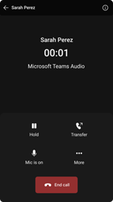 "Teams" stalinio telefono ekrano vaizdas, kuriame rodomas aktyvus skambutis, ir keturi mygtukai, kuriuose galima laikyti, nutildyti, perduoti ir kt. parinkčių
