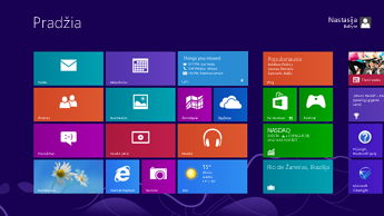 „Windows“ pradžios ekrano su ant paryškintos „Lync“ plytelės rodomais būsenos naujinimais ekrano kopija