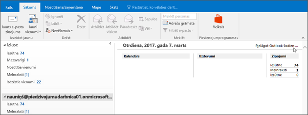 Ekrānuzņēmums ar Outlook skatu Šodien programmā Outlook, kurā redzams pastkastes īpašnieka vārds, pašreizējā diena un datums, kā arī saistītais kalendārs, uzdevumi un ziņojumi par dienu.