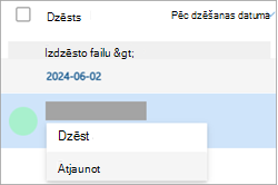 Ekrānuzņēmums ar izdzēstu kontaktpersonu un nolaižamajā izvēlnē atlasot Atjaunot