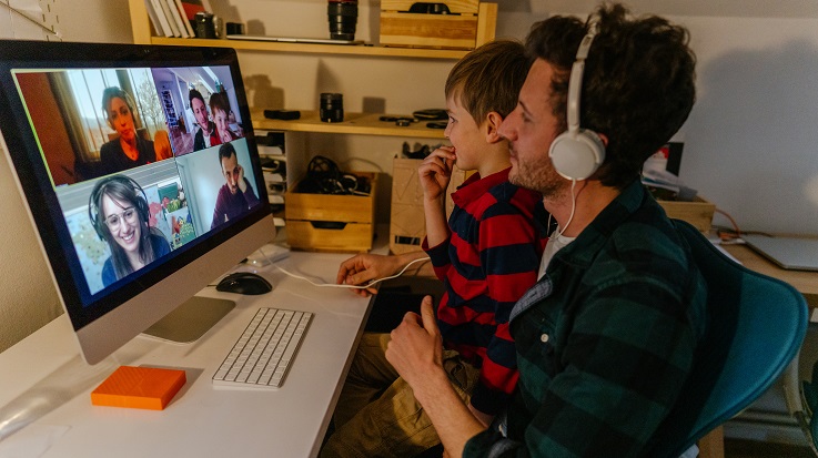 Fotoattēls ar vīrieti un bērnu videozvanā.