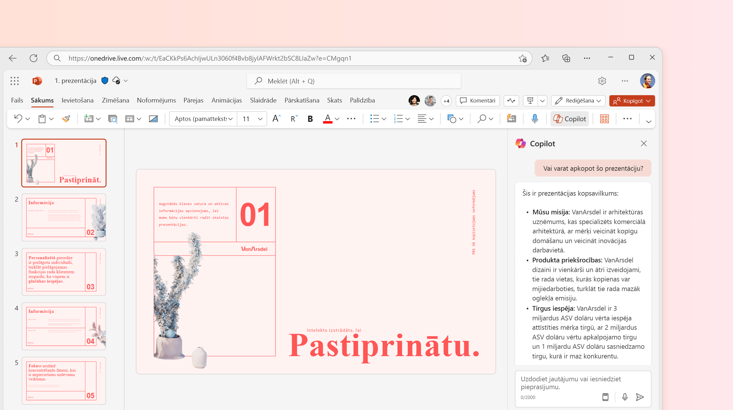 Ekrānuzņēmums, kurā redzams, kā Copilot programmā PowerPoint apkopo prezentāciju.