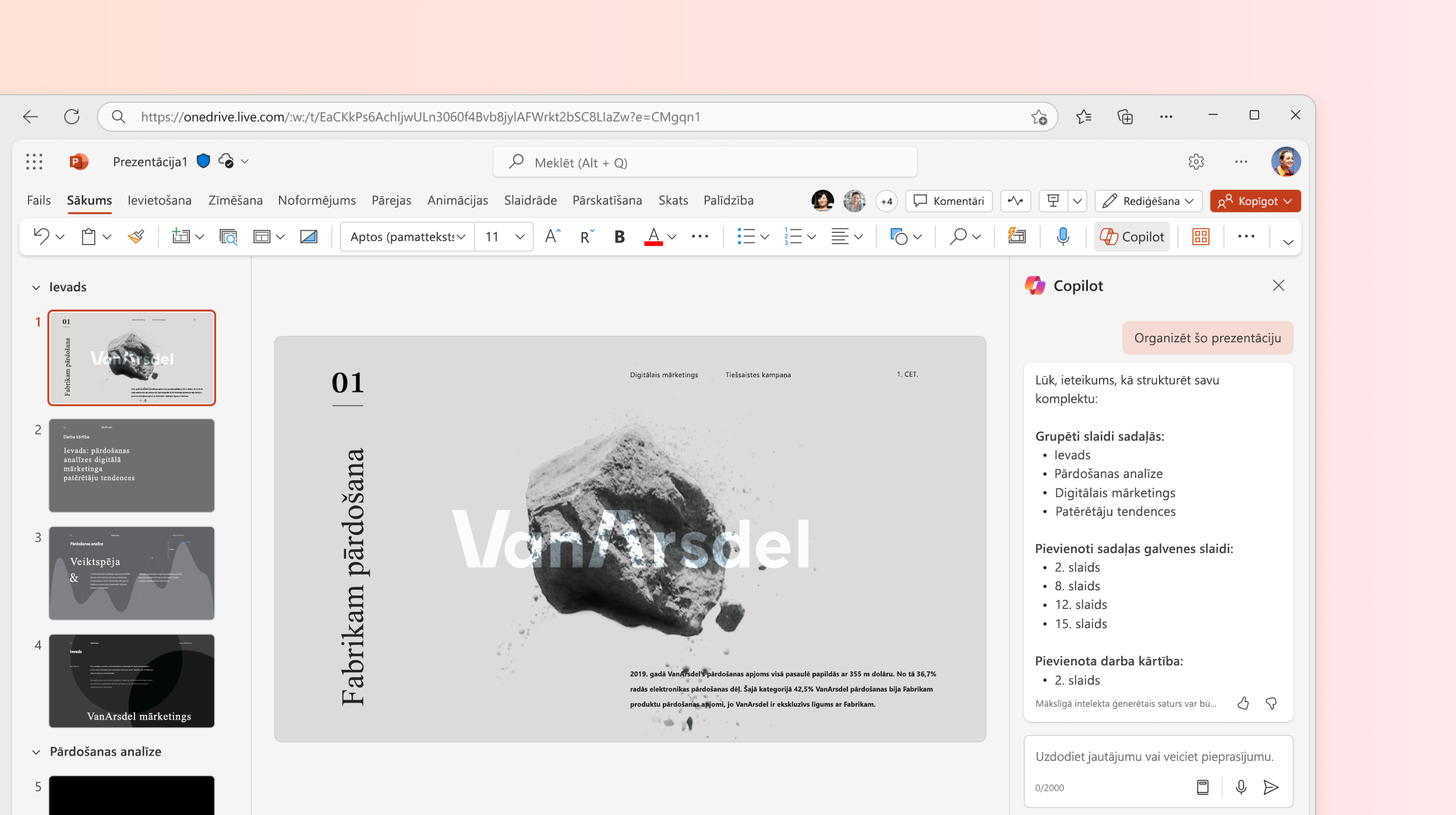 Ekrānuzņēmums, kurā redzams, kā Copilot programmā PowerPoint organizē prezentāciju.