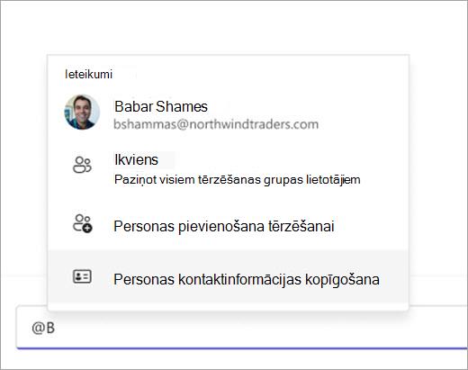 Ekrānuzņēmums, kurā parādīts, kā izvilkt kontaktpersonu kopīgošanai, izmantojot @mention.
