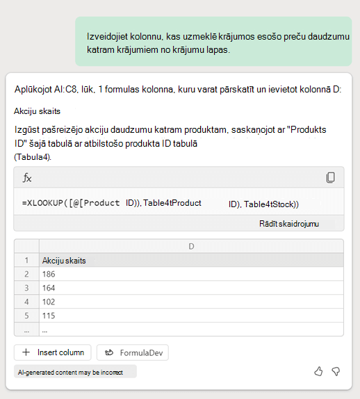 Copilot programmā Excel izveido formulu XLookup, pamatojoties uz klienta uzvedni ar lūgumu ievadīt kolonnu, kas uzmeklē krājumu datus citā lapā.