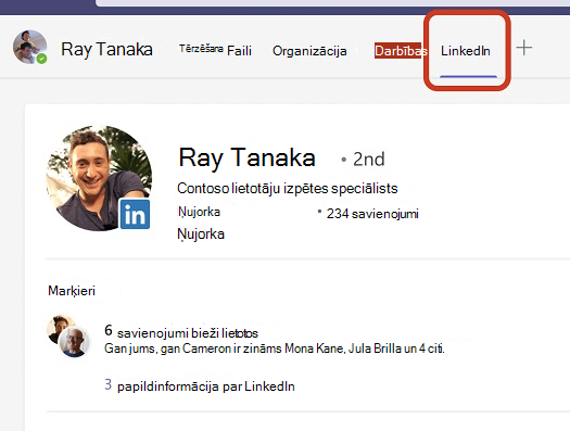 Teams tērzēšana. Sarkans lodziņš izceļ cilni LinkedIn, un informācija par personas profilu tiek rādīta tērzēšanas logā. 