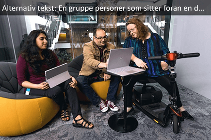 En gruppe personer som sitter foran en datamaskin
