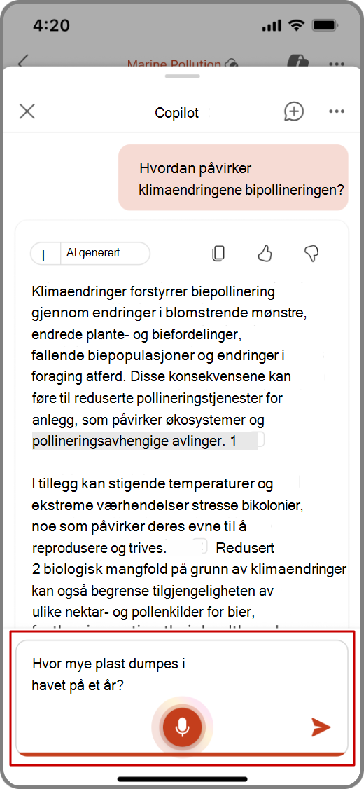 Skjermbilde av Copilot i PowerPoint på en iOS-enhet med taleinndatafunksjonen uthevet