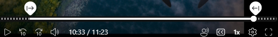 Videotidslinje med to ikoner på tidslinjen som angir venstre og høyre trimmepunkter i videoen. Delene som trimmes ut, er stiplet på tidslinjen.