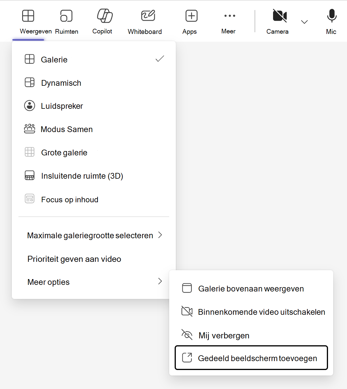 De weergavewisselaar, aangeduid met de knop 'Weergave' in de menubalk van de Teams-vergadering, bevat een optie om een gedeelde weergavemodus toe te voegen onder het submenu Meer opties.