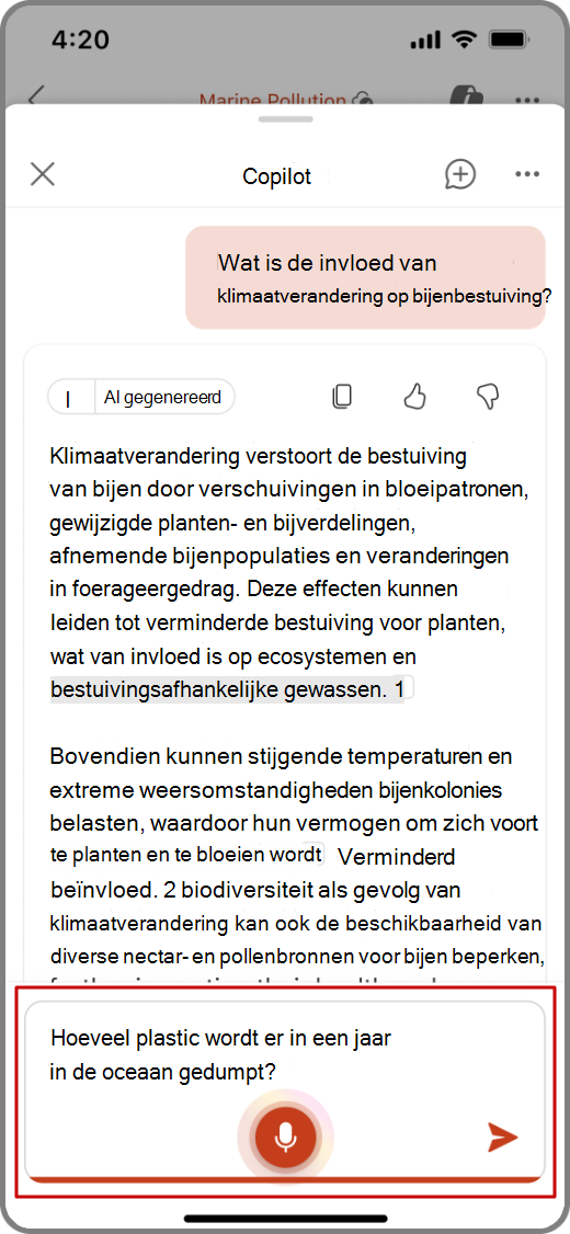 Schermopname van Copilot in PowerPoint op een iOS-apparaat met de spraakinvoerfunctie gemarkeerd