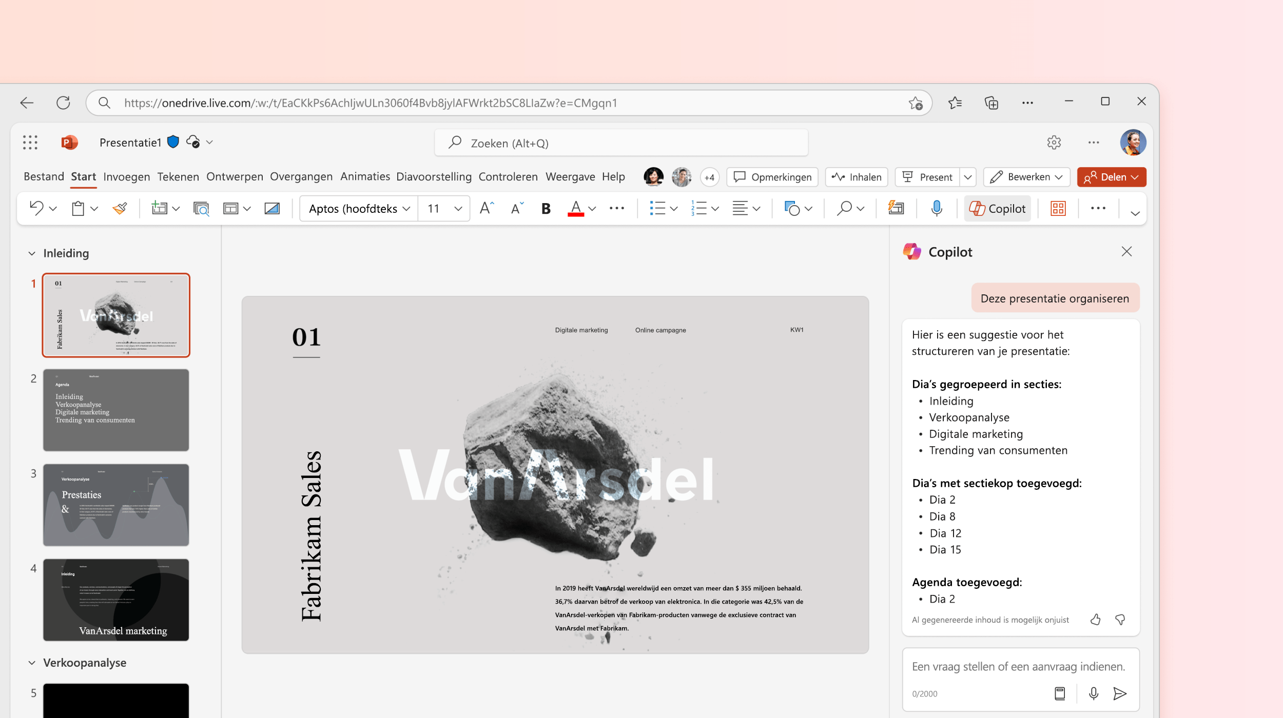 Schermopname van Copilot in PowerPoint die de presentatie organiseert.