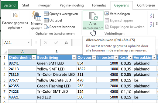 Excel-werkblad met geïmporteerde lijst en de knop Alles vernieuwen gemarkeerd.