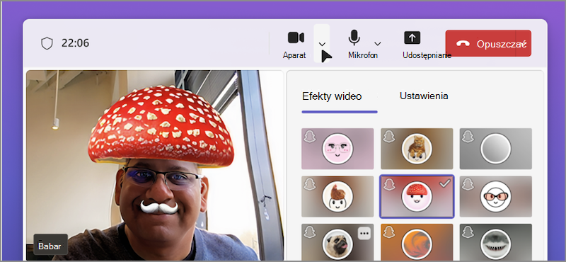 Zrzut ekranu przedstawiający osobę korzystającą z filtrów wideo podczas połączenia wideo w aplikacji Teams.