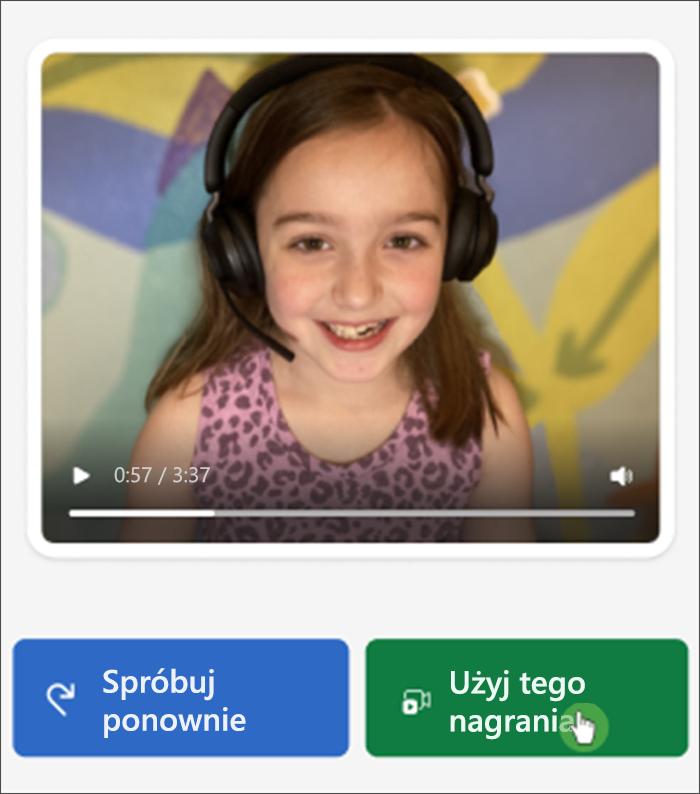 Zrzut ekranu przedstawiający widok ucznia pokazujący postępy w czytaniu; biała dziewczynka z kilkoma brakującymi zębami uśmiechnięta do kamery i przyciski poniżej z napisami „spróbuj ponownie” i „użyj tego nagrania”