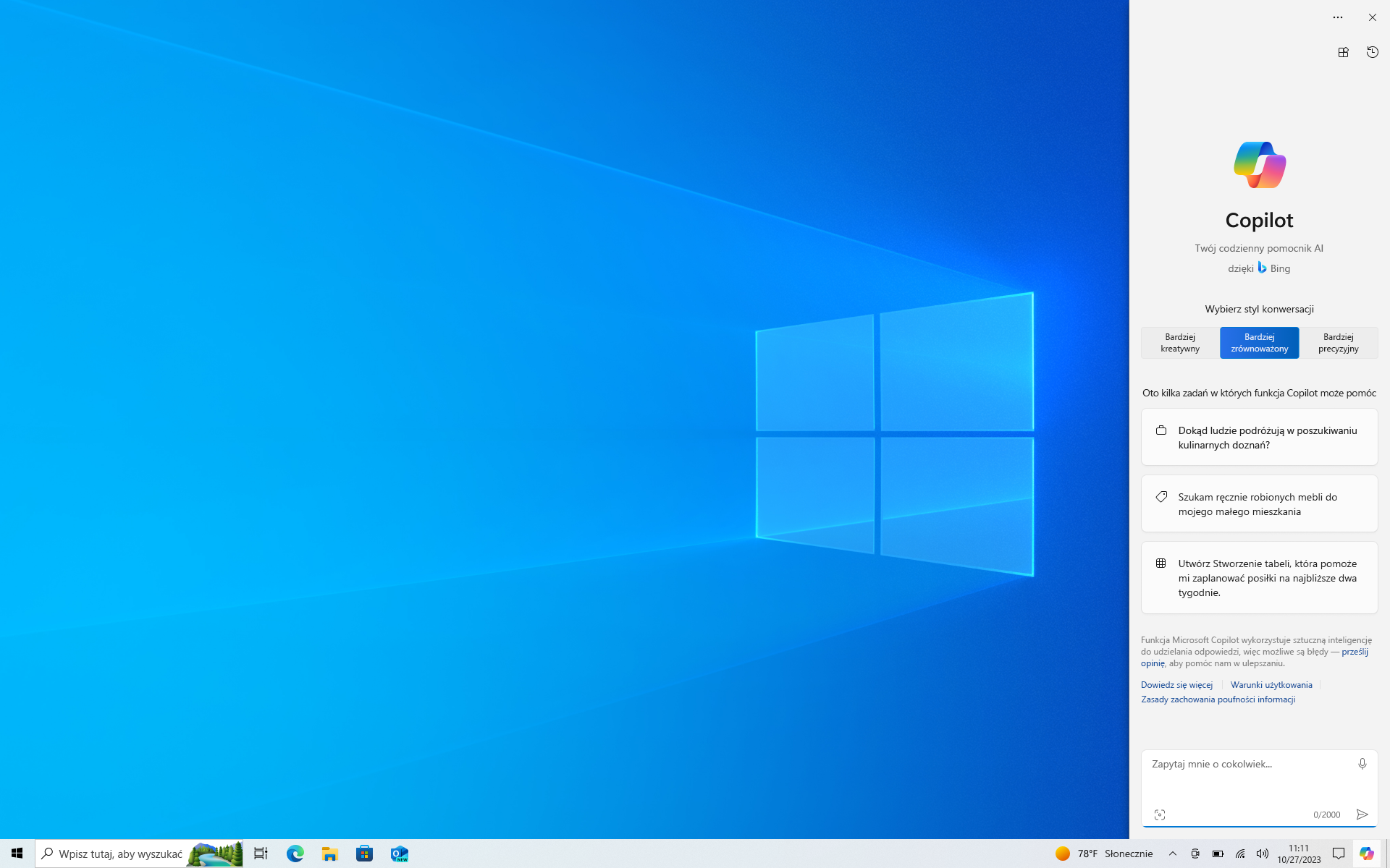 Zrzut ekranu przedstawiający pulpit z wyświetlonym paskiem bocznym funkcji Copilot w systemie Windows 10.