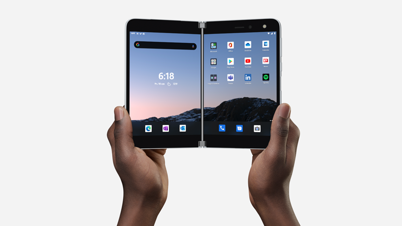 Urządzenie Surface Duo otwarte i trzymane w obu rękach