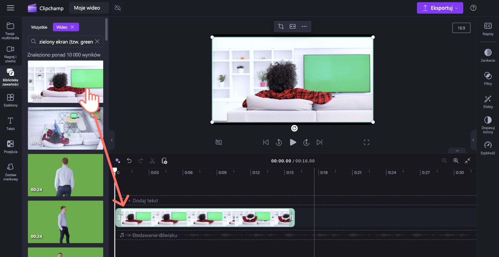 Obraz przedstawiający użytkownika aplikacji Clipchamp wyszukującego materiał wideo z zielonym ekranem w bibliotece zawartości.