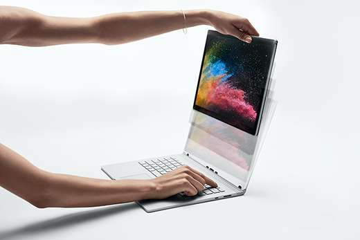 Obraz ekranu urządzenia Surface Book 2 podczas wyciągania i odłączania od klawiatury.