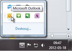 Rozwinięty obszar powiadomień w celu wyświetlenia ikony programu Outlook