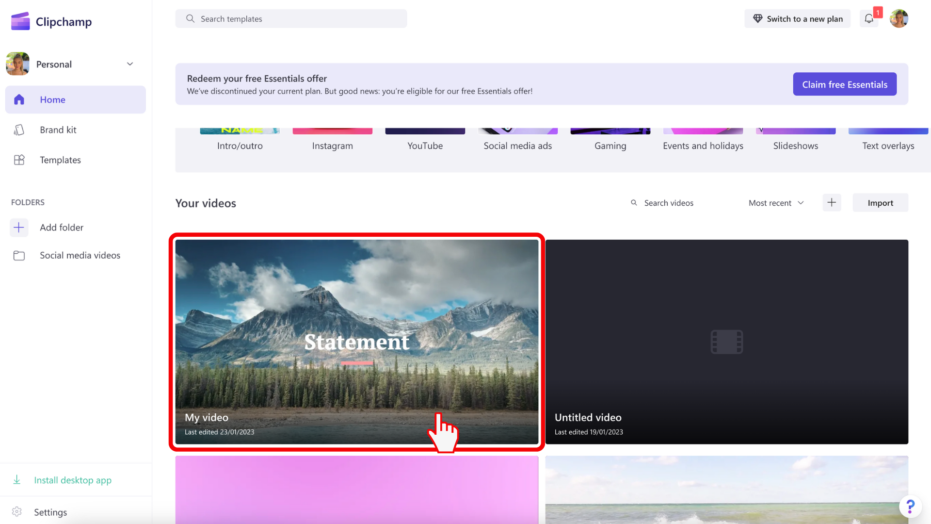 Obraz przedstawiający użytkownika klikającego istniejący klip wideo na stronie głównej.