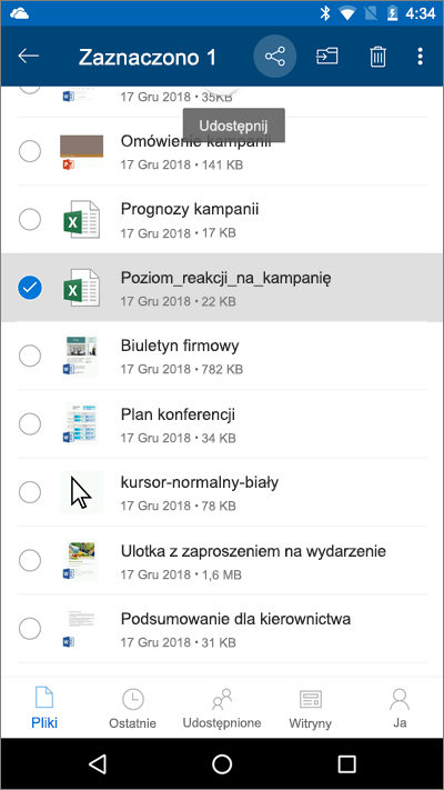 Zrzut ekranu przedstawiający aplikację mobilną OneDrive z zaznaczonym plikiem i wyróżnioną ikoną przekazywania