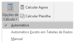 Verifique se definiu o cálculo como Automático.  Na guia Fórmulas, vá para Opções de Cálculo.