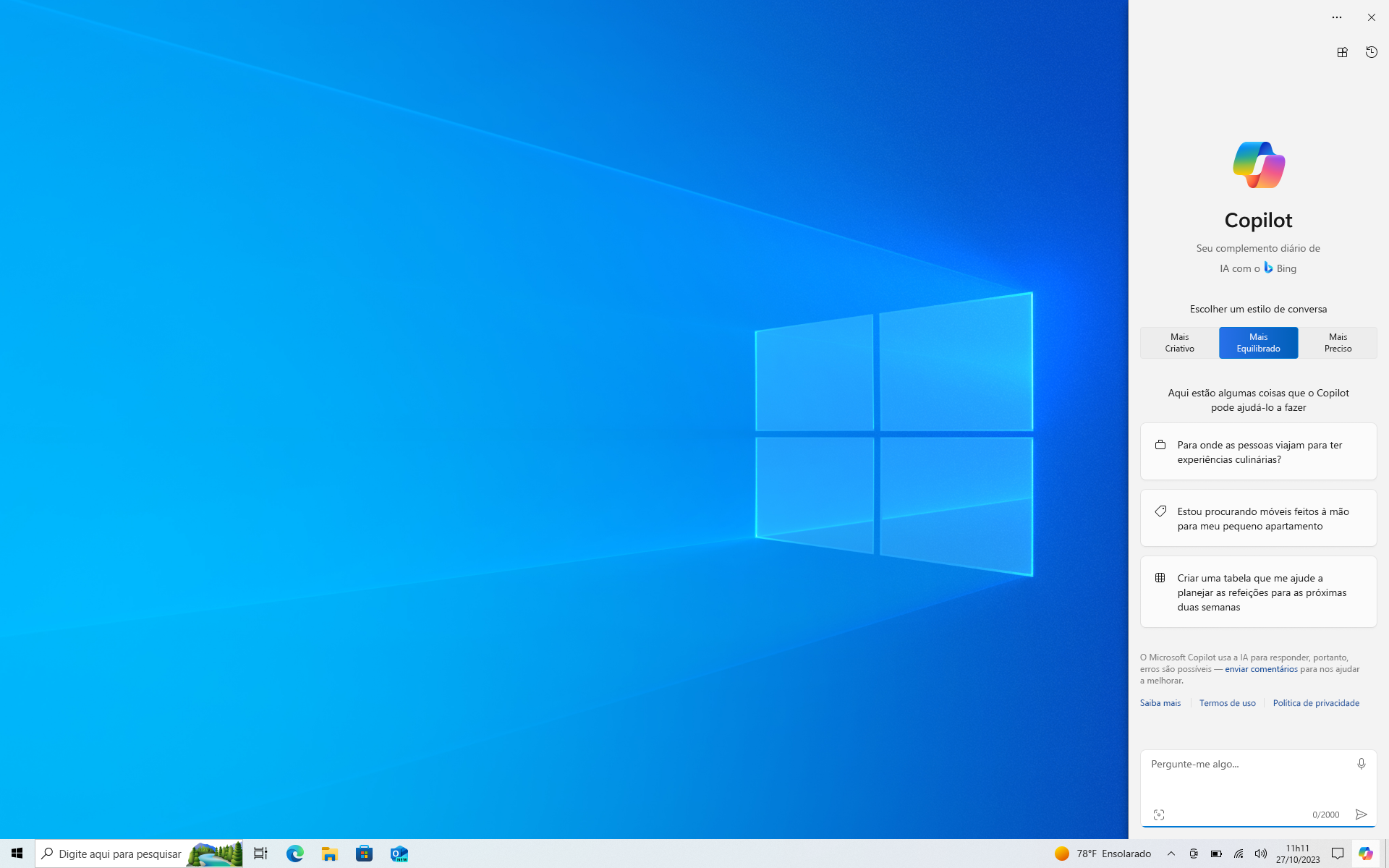 Captura de tela da área de trabalho com a barra lateral do Copilot no Windows 10 exibida.