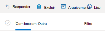 Uma captura de tela mostra as guias Destaques e Outros na parte superior de uma caixa de correio Outlook.com.