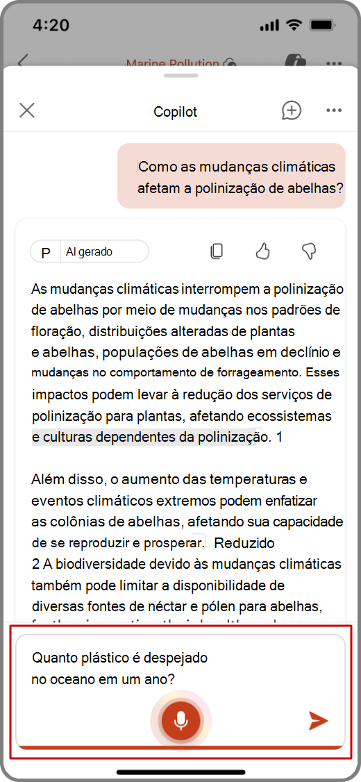 Captura de tela do Copilot no PowerPoint em um dispositivo iOS com a funcionalidade de entrada de voz realçada