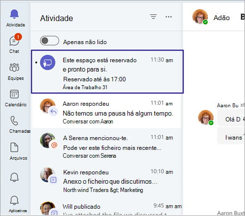 Captura de ecrã a mostrar uma notificação de reserva de secretária reservável no separador Atividade no Teams.