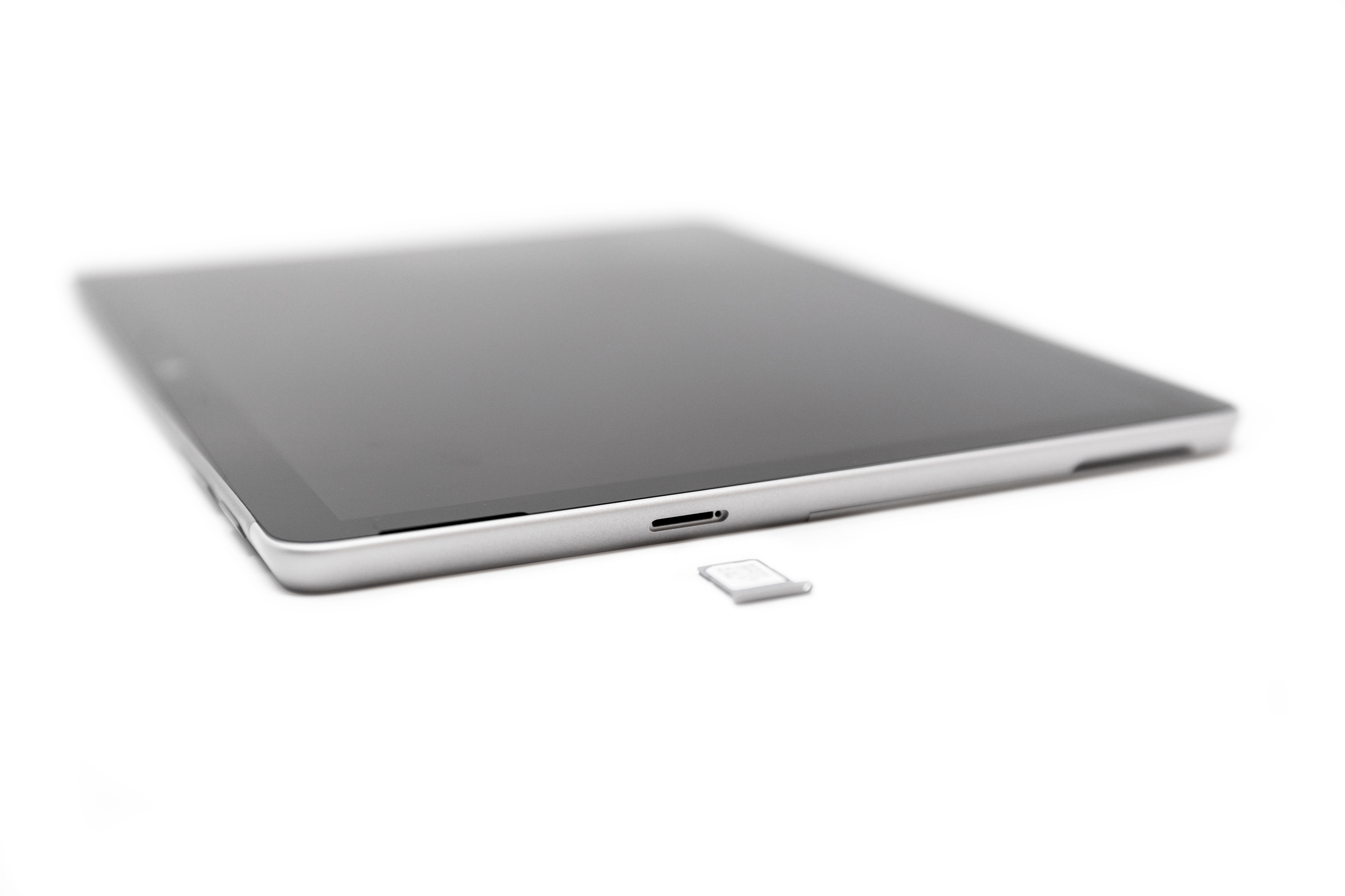 Surface Go 2 com um SIM cartão colocado na bandeja SIM.