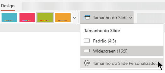 As opções de tamanho do slide estão disponíveis perto da extremidade direita da guia Design da faixa de opções da barra de ferramentas no PowerPoint Online