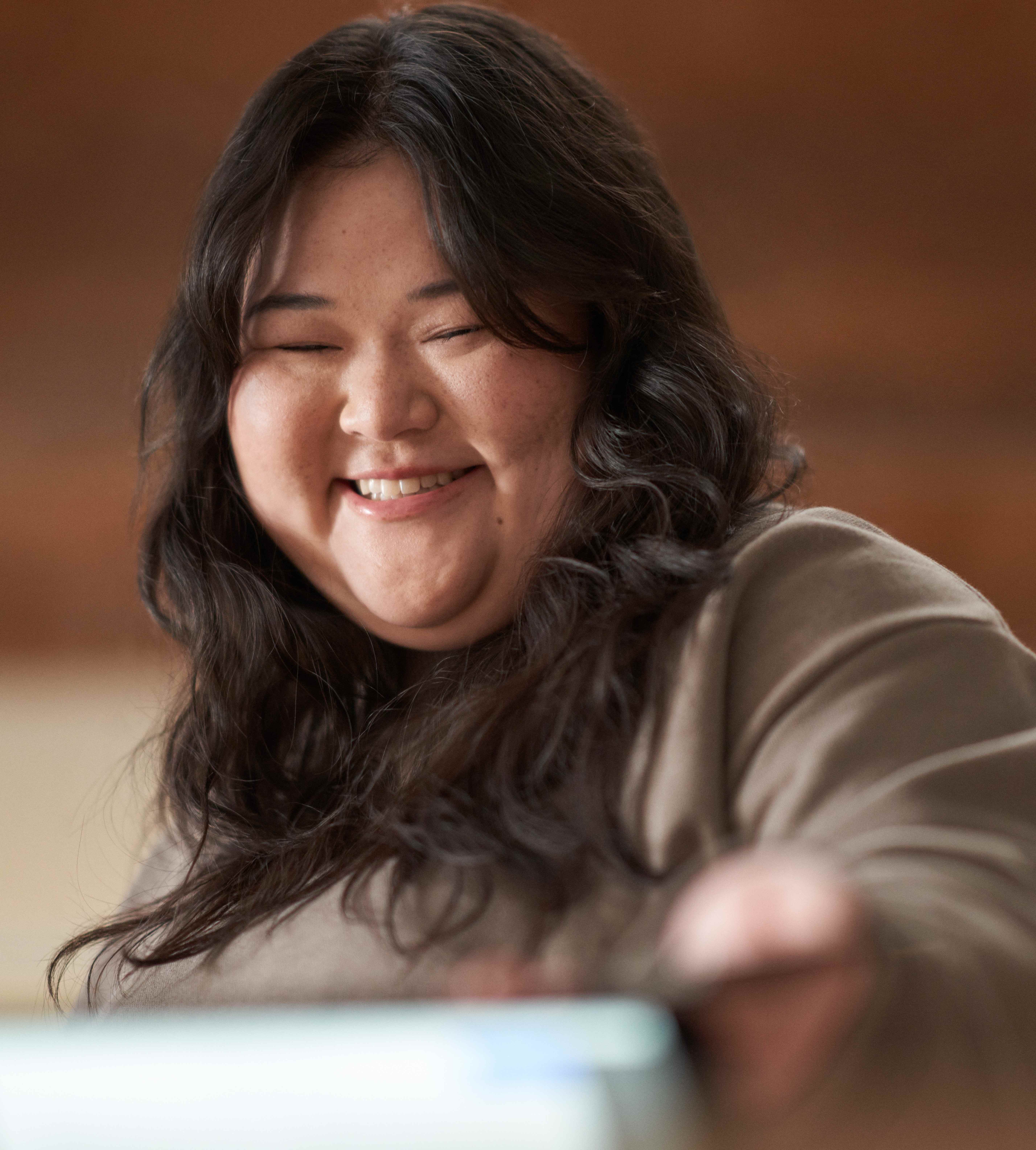 mulher sorrindo e usando um computador