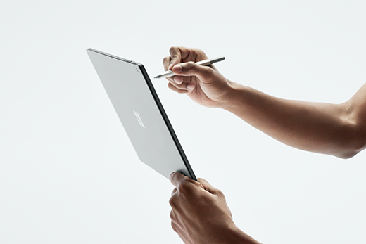 Imagem do Surface Book 2 segurado no modo de Tablet.